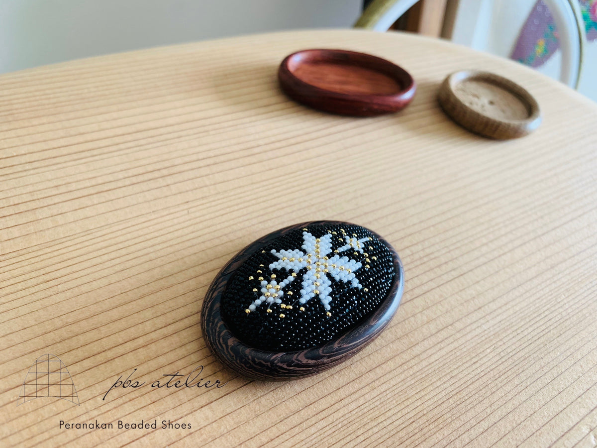 プラナカンビーズ刺繍ブローチキット(雪の結晶/こげ茶台座)Peranakan Beading Broach Kit (snow crystal/  dark brown broach frame)