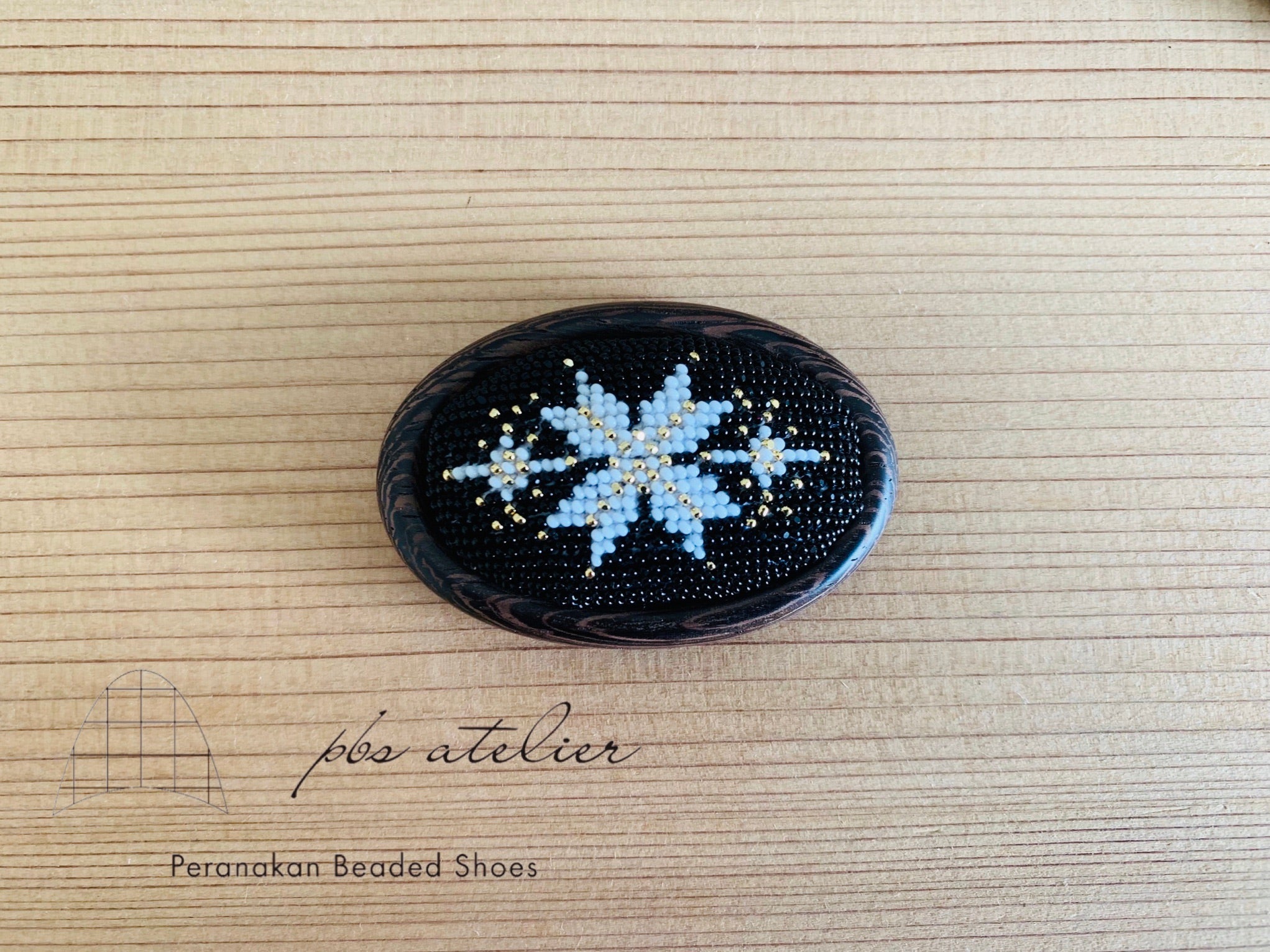 プラナカンビーズ刺繍ブローチキット(雪の結晶/こげ茶台座)Peranakan Beading Broach Kit (snow crystal/  dark brown broach frame)