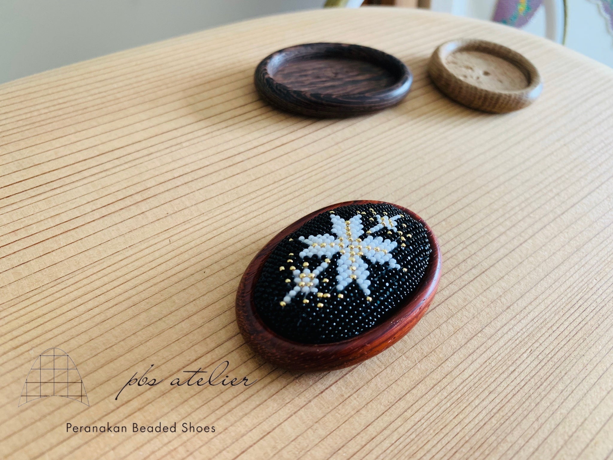 プラナカンビーズ刺繍ブローチキット(雪の結晶/赤茶台座)Peranakan Beading Broach Kit (snow crystal/ Red  paddock broach frame)